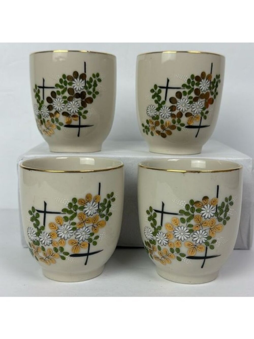(4) Japanese Tea Cups Set Gold White Flowers Gold Trim hand painted sake Vtg